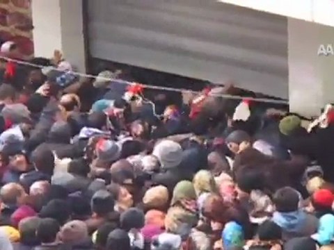 MAĞAZA AÇILIŞINDA İZDİHAM