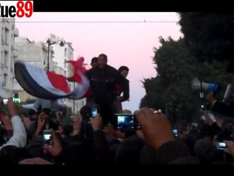 Les Tunisiens fêtent le départ de Moubarak