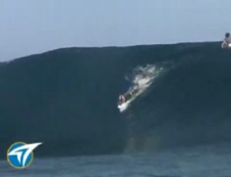 Kelly Slater shows up with no practice on a huge Teahupoo day and kills it like a cat