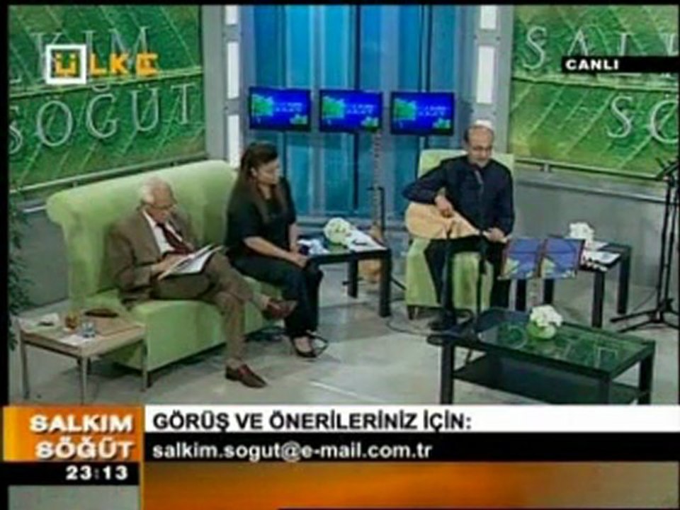 YILDIZ ÇAM - YEŞİL YAPRAK ARASINDA KIRMIZI GÜL GONCASI