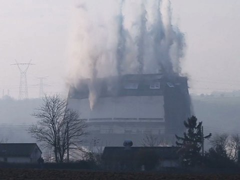Abattage de la centrale EDF de Vernou la Celle en HD (2)