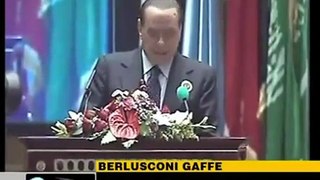 Berlusconi fa il baciamano a Gheddafi