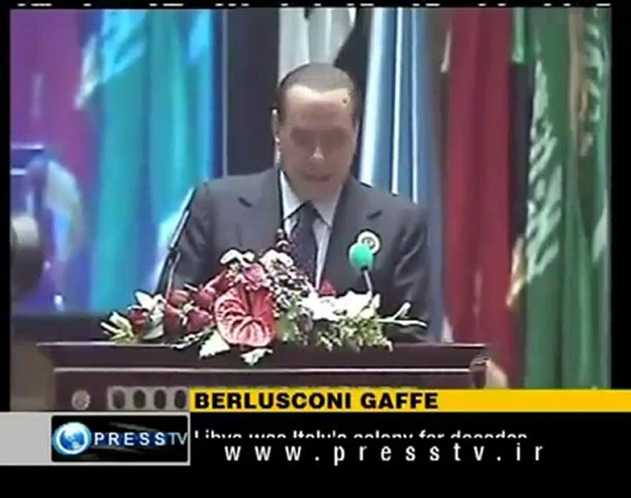 Berlusconi fa il baciamano a Gheddafi