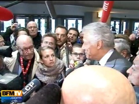 Villepin rend sa carte de l’UMP, Copé regrette