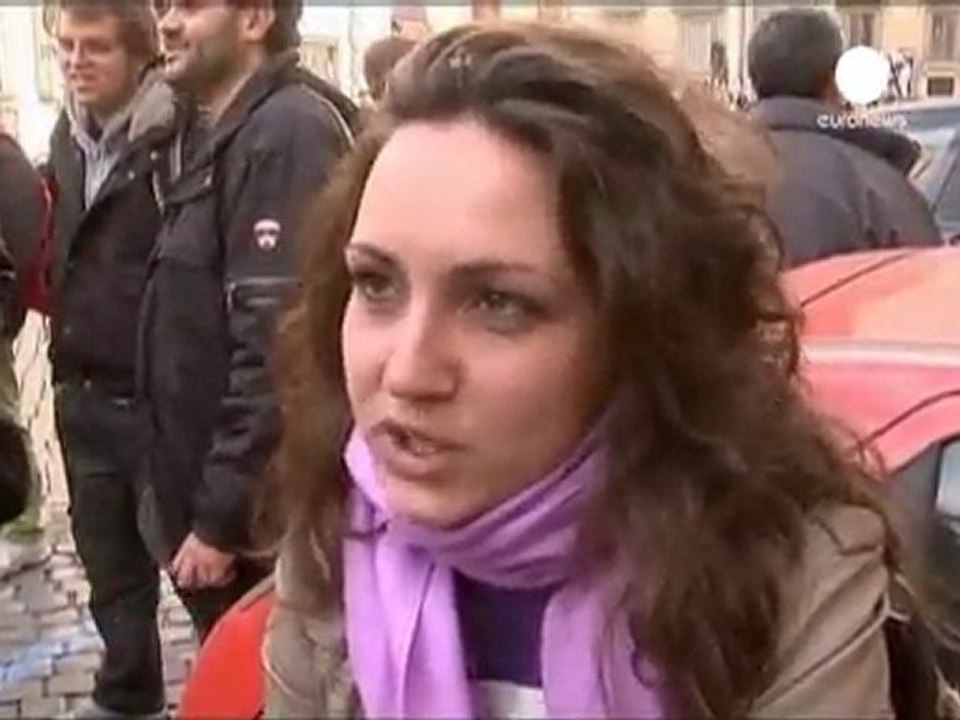 Italians for and against Berlusconi plan protests