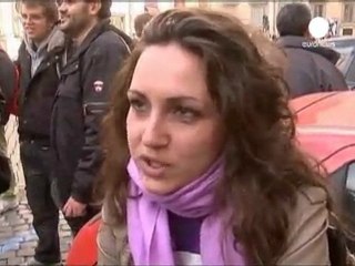 "Dimettiti". Italia in piazza contro il premier...