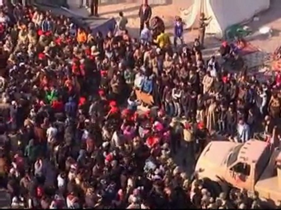 Army try to clear Tahrir Square