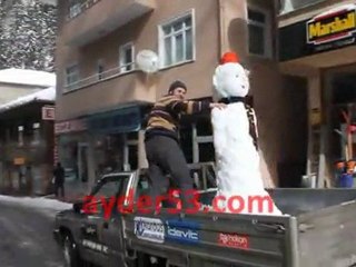 camlihemsinde kardan adamin araba ile gezisi