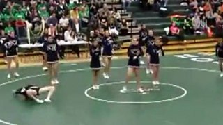 Cheerleader si sfascia al suolo