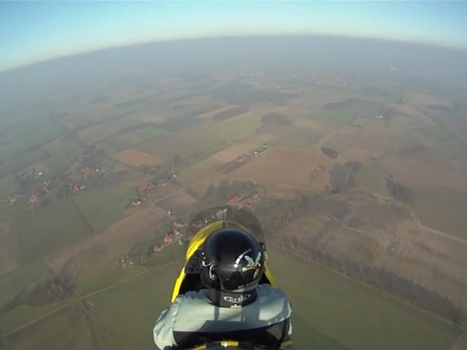 Zwei gyrocopter über der inversion des ruhgebietes