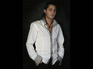 Steve chante '' Dis à l'amour'' pour la Saint-Valentin