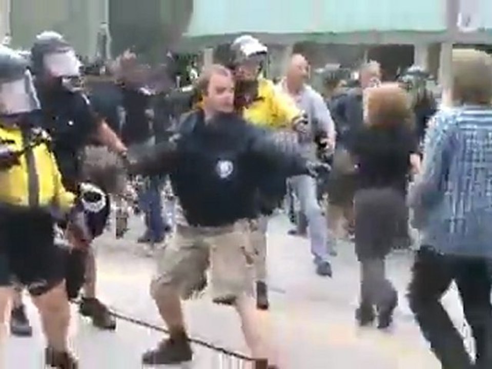 Zivilpolizisten  greifen friedliche  Demonstranten an