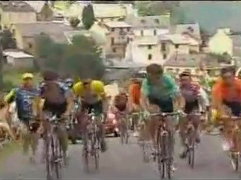 Tour de France 2003 - Armstrong attacks Ullrich after Fall