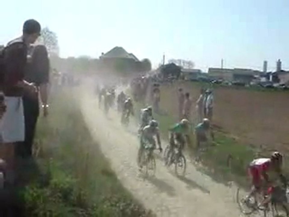 Peloton go through Troisvilles