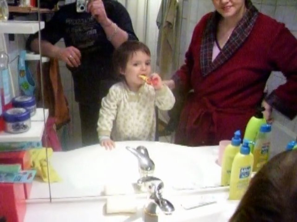 Pearl se brosse les dents