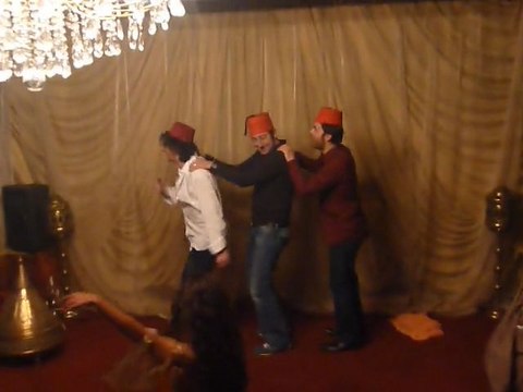 Kad Merad et Clovis Cornillac dansent l'oriental Au Ryad à B