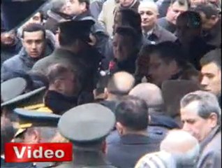 Balyoz sanığı komutan, annesinin cenazesine katıldı
