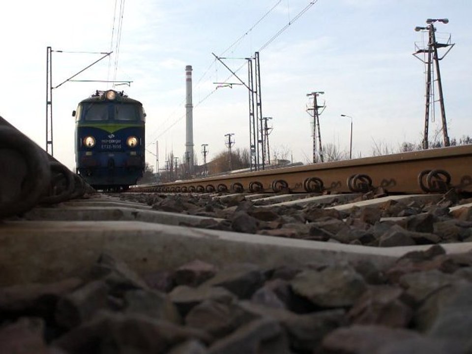 PKP cargo ET22 1095 (widok z pomiedzy szyn)
