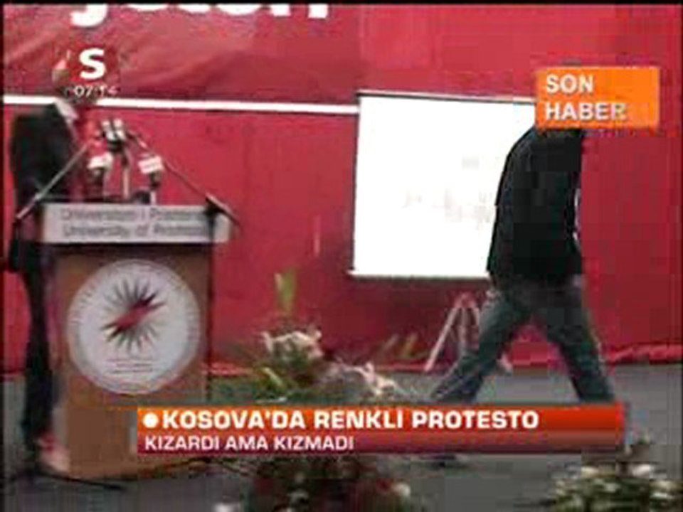 REKTÖRÜ KIRMIZIYA BOYADILAR