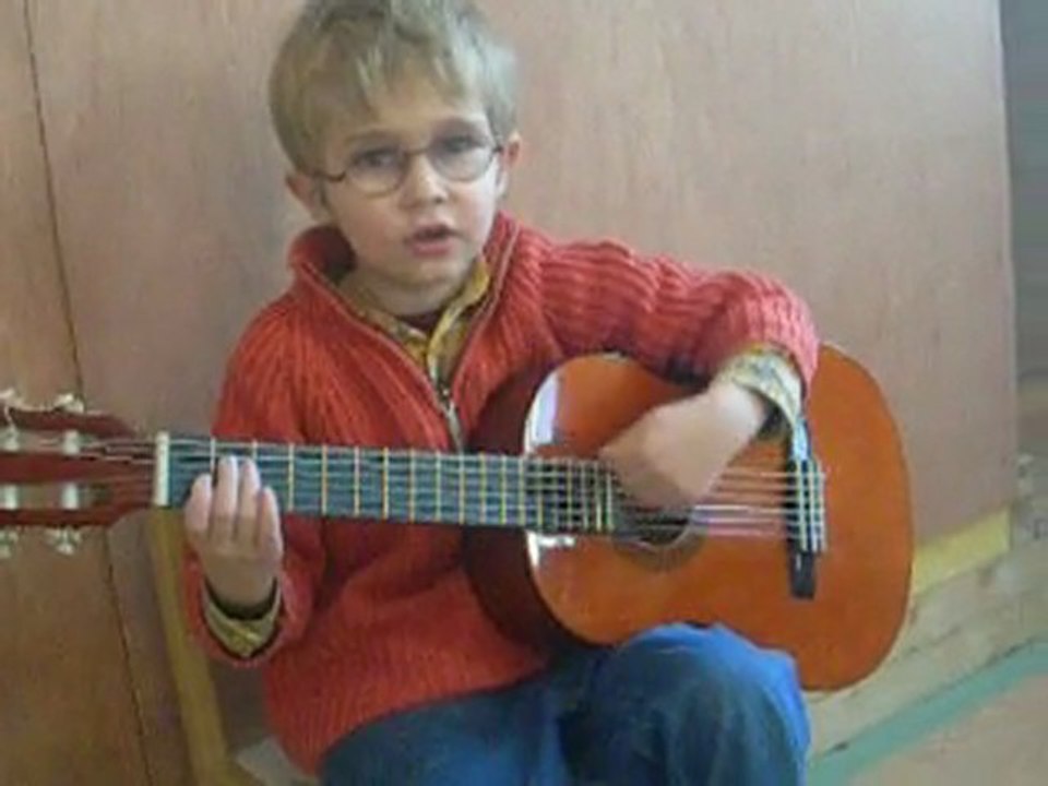 celui qui joue de la guitarre