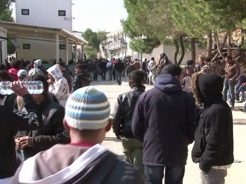 Lampedusa tente d'évacuer les milliers de Tunisiens