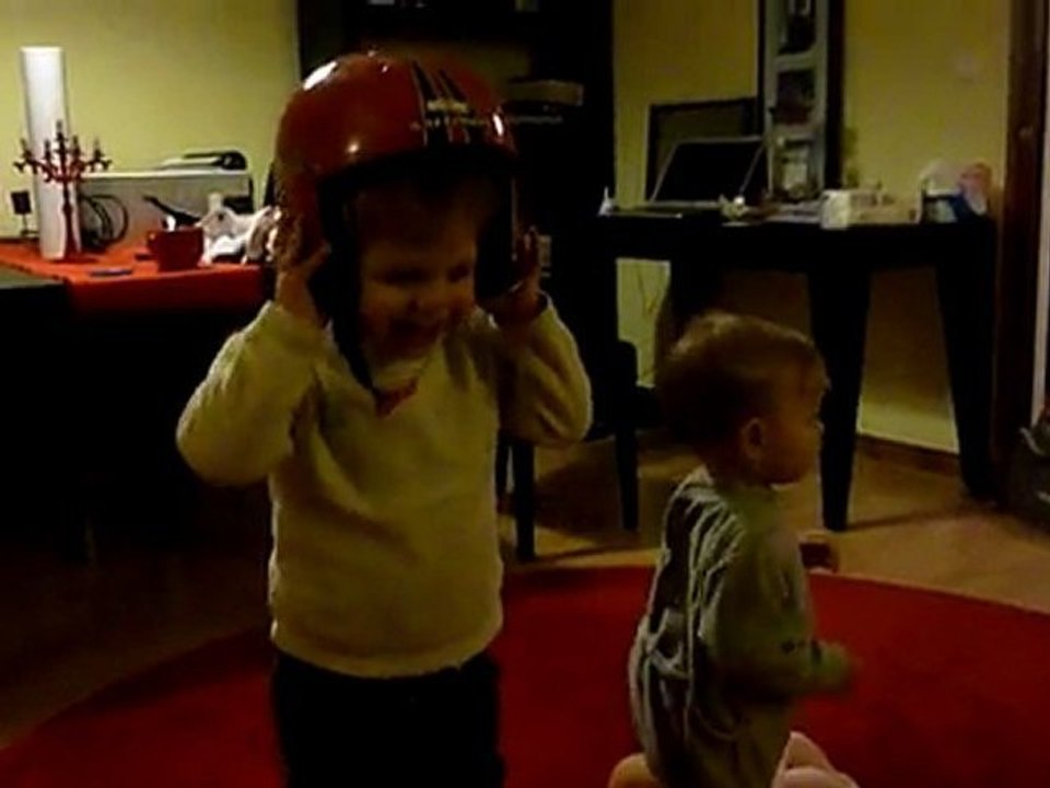 noé essaye son casque de ski