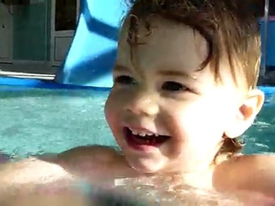 noé fait le tobboggan au bb nageur