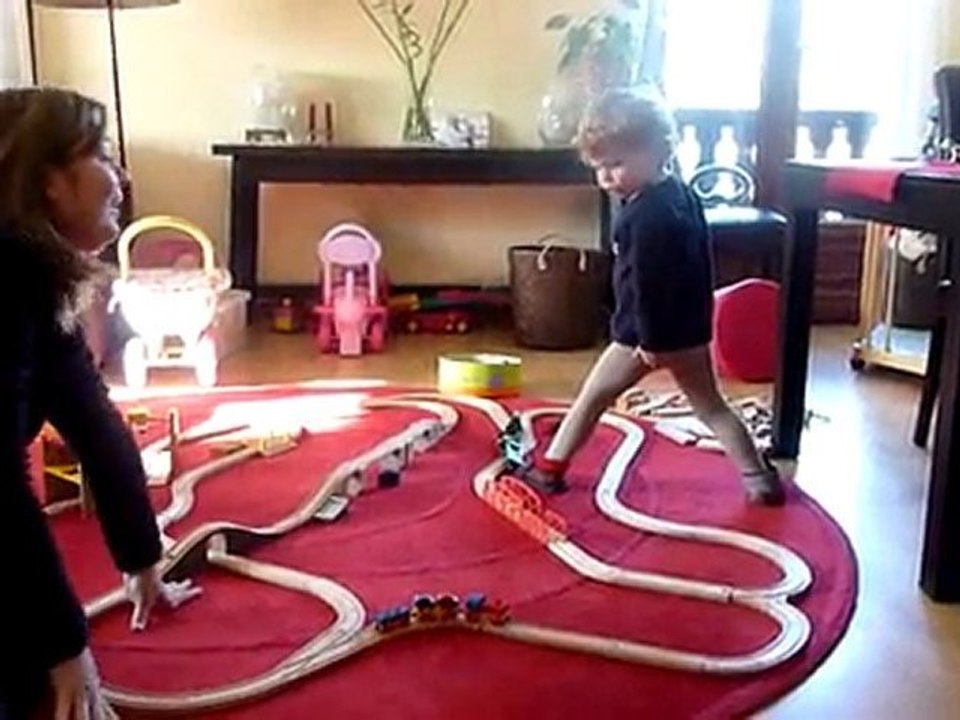 noé joue au train avec vero