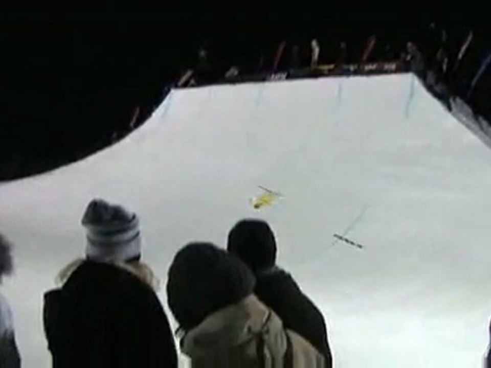 Simon Dumont airs it out to 30 feet, Wipeouts out pretty hard
