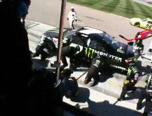 ROBBY GORDON'S PIT CREW IN ACTION AT LAS VEGAS NASCAR