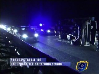 Download Video: SS 170 Barletta - Andria. Un furgone si ribalta sulla strada