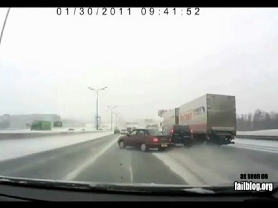 Come non controllare l'auto su una strada ghiacciata