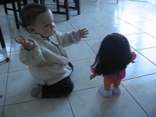 Eryne danse avec Dora