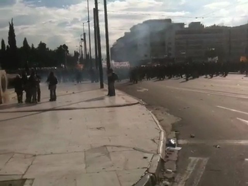 Επεισόδια Δακρυγόνα έξω από τη Βουλή