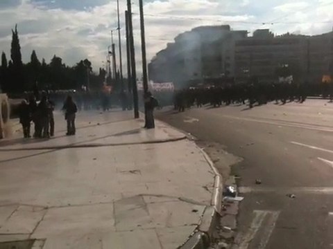 Επεισόδια Δακρυγόνα έξω από τη Βουλή