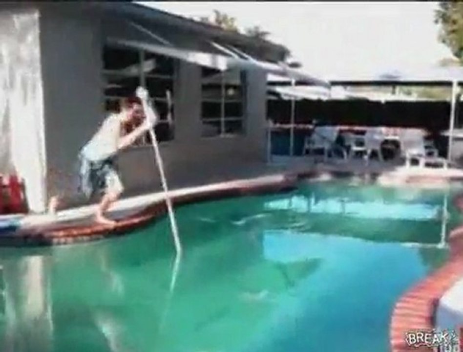 Regis saut a la perche dans une piscine