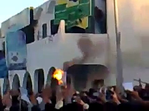 Libia - I ribelli abbattono il simbolo di Gheddafi