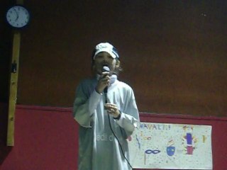 perrine qui chante au carnaval de son ecole