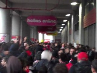 Οπαδοί έξω από το "Γεώργιος Καραϊσκάκης"