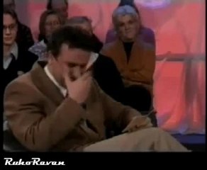 مجری که نمی تواند جلوی خنده اش را بگیرد