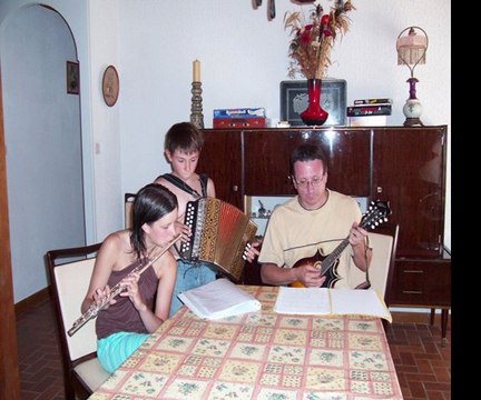 flute traversière et accordéon à la maison