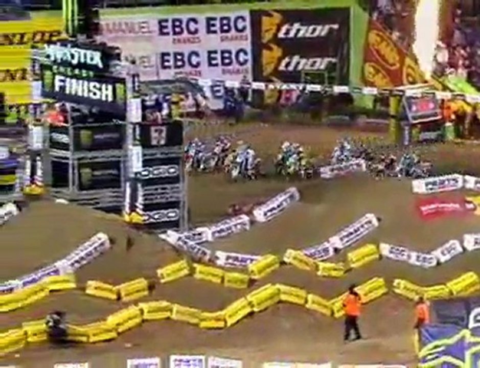 SPEED Supercross Highlights: Chad Reed vs James Stewart
