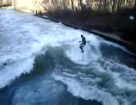 River surfing in Munich 1