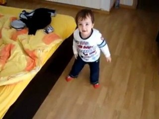 Ο Λεάντρο παίζει μπάλα με το γιο του