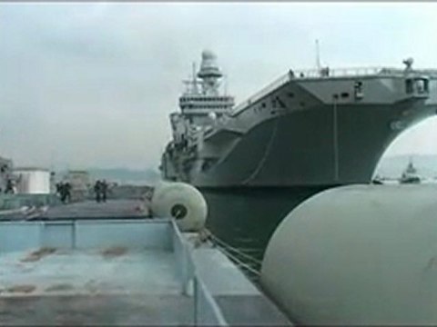 La Spezia, la portaerei Cavour in 'viaggio' per raggiungere l'Arsenale