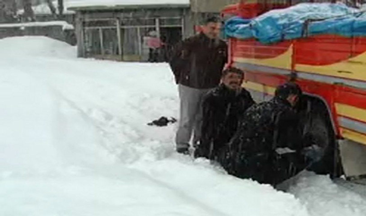 Yüksekova'da yoğun kar yağışı