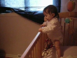 Zalaée debout dans son lit