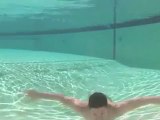 Pleasant moment in a pool - Agréable moment dans une piscine