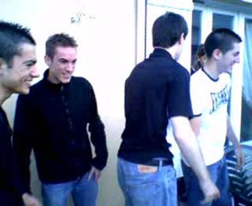 poussé dans une piscine