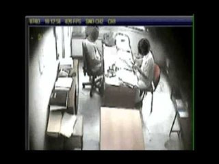 Napoli - Dipendente paga ingegnere al Genio Civile